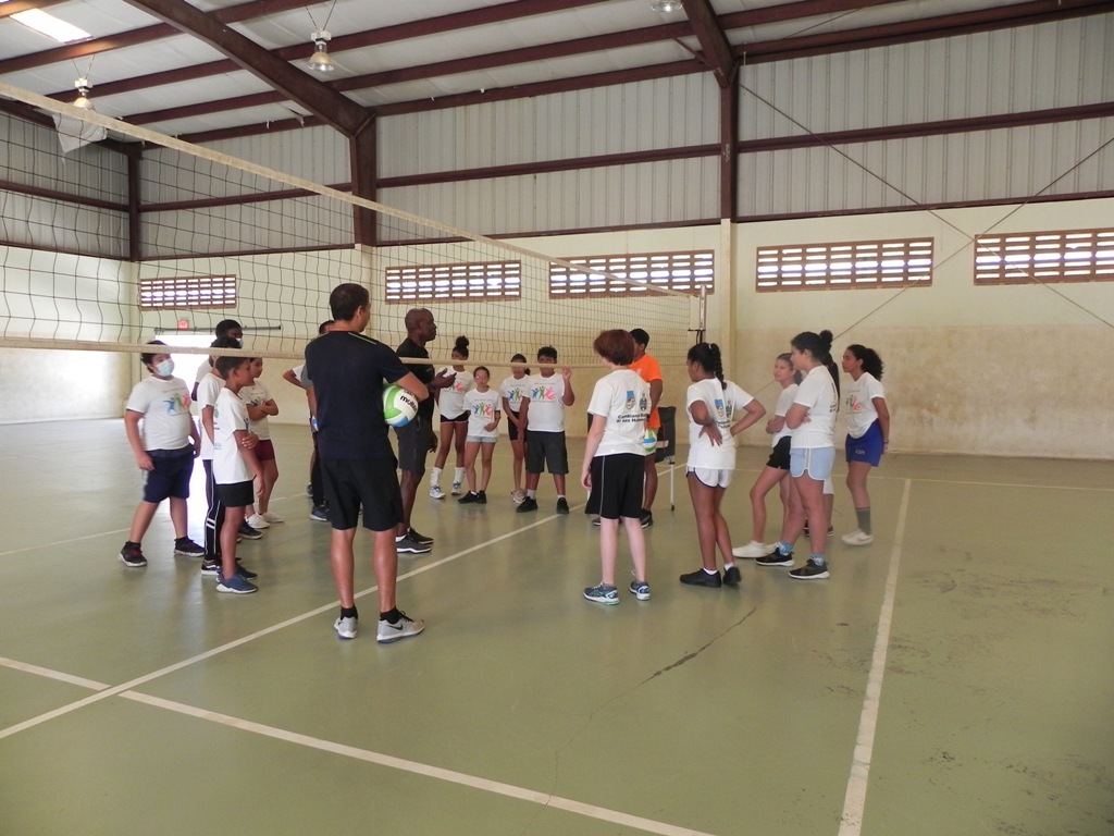 Aruba Volleyball Association a organisa dos dia di volleyball pa hobennan entre 9 y 13 aña