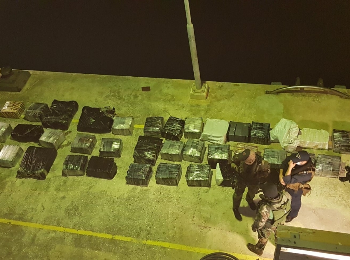 Guardacosta a intercepta riba di 1.300 kilo di droga cerca di Curacao