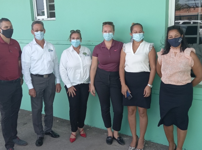 Renovacion di bañonan di Pius X School ta un iniciativa conhunto cu alumnonan y Divi Impact Foundation
