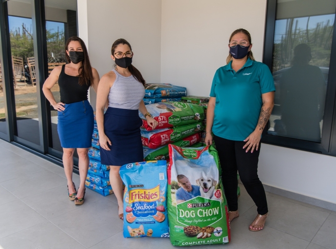 Aruba Bank tambe a haci donacion na ‘Hope for Paws Aruba’