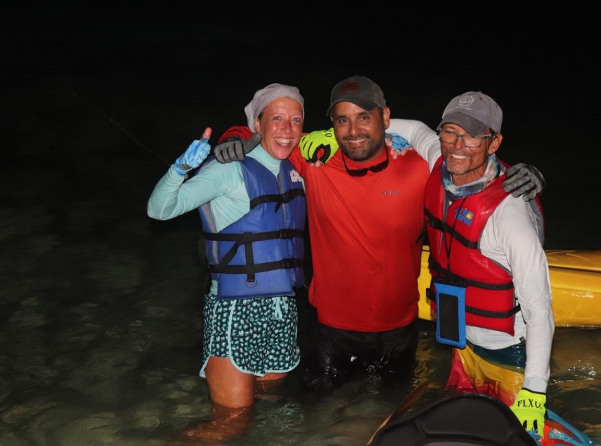 Ryan, Angelo y Stefanie a dal un buelta rond Aruba den nan kayak