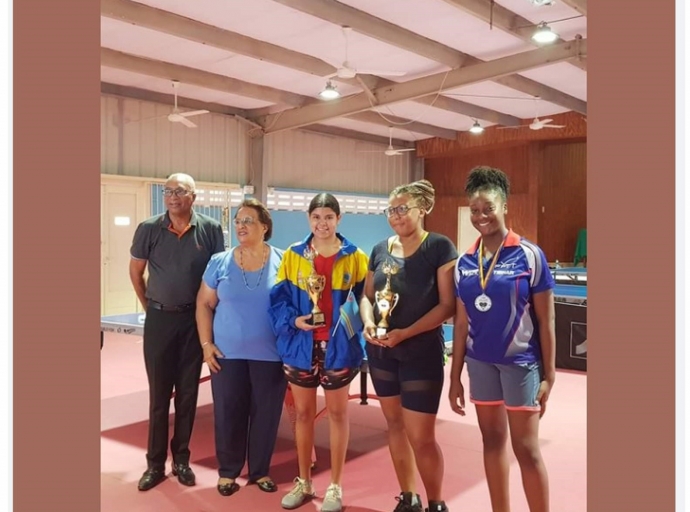 Josie Boekhoudt a bira campeon Inter Insular di ping pong