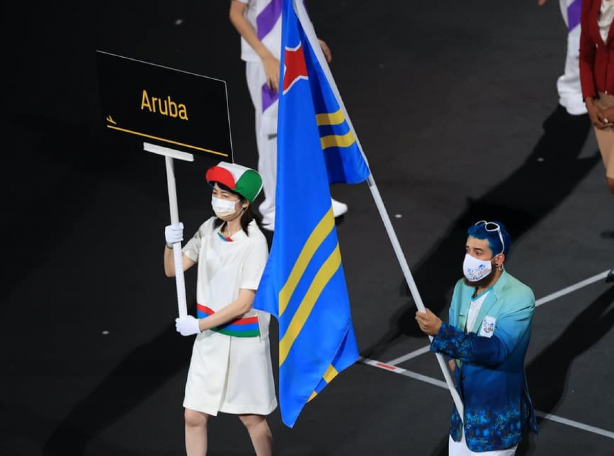 Bandera di Aruba a zwaai na Tokyo durante ceremonia apertura weganan Paralympico