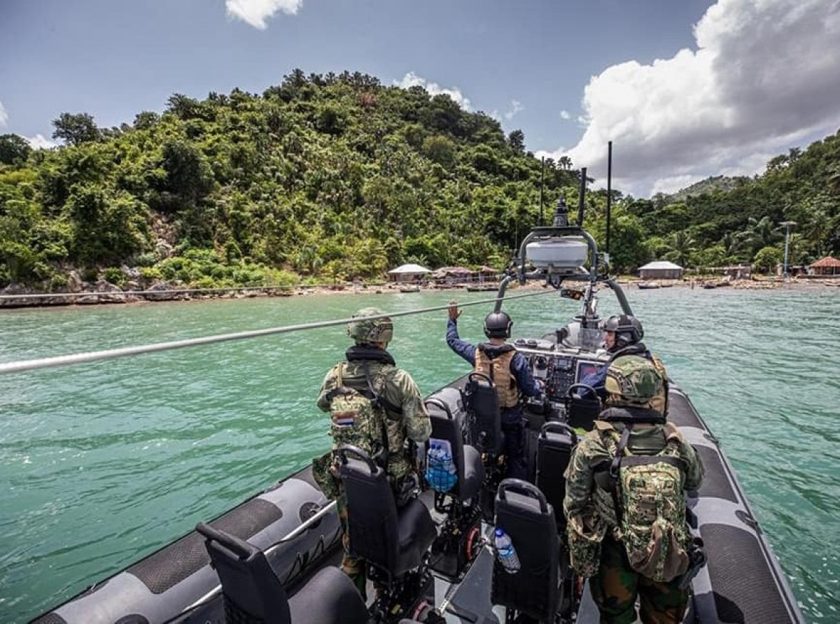 Trabao di Defensa Hulandes a cuminza dunando un man na Haiti