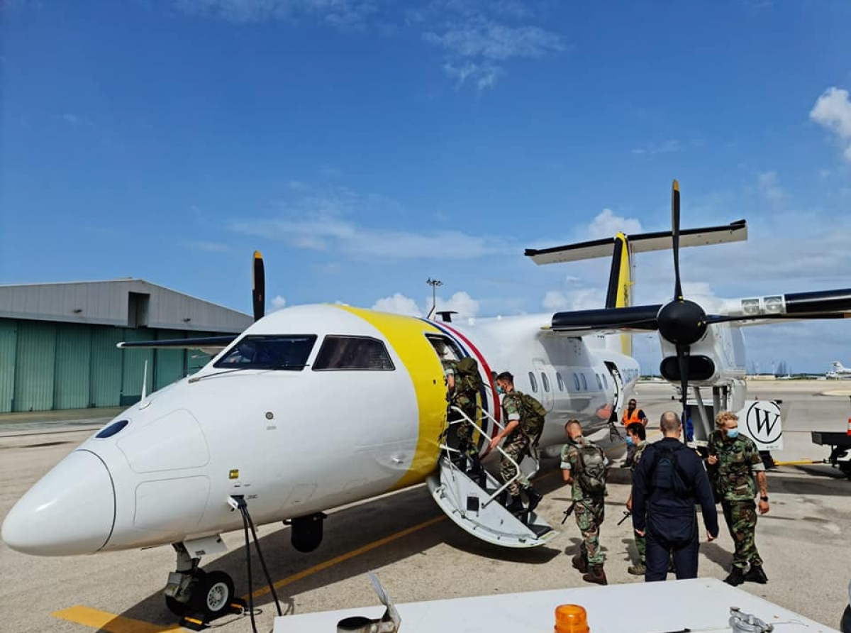 Avion Dash-8 di Guardacosta tambe ta hibando material pa Haiti