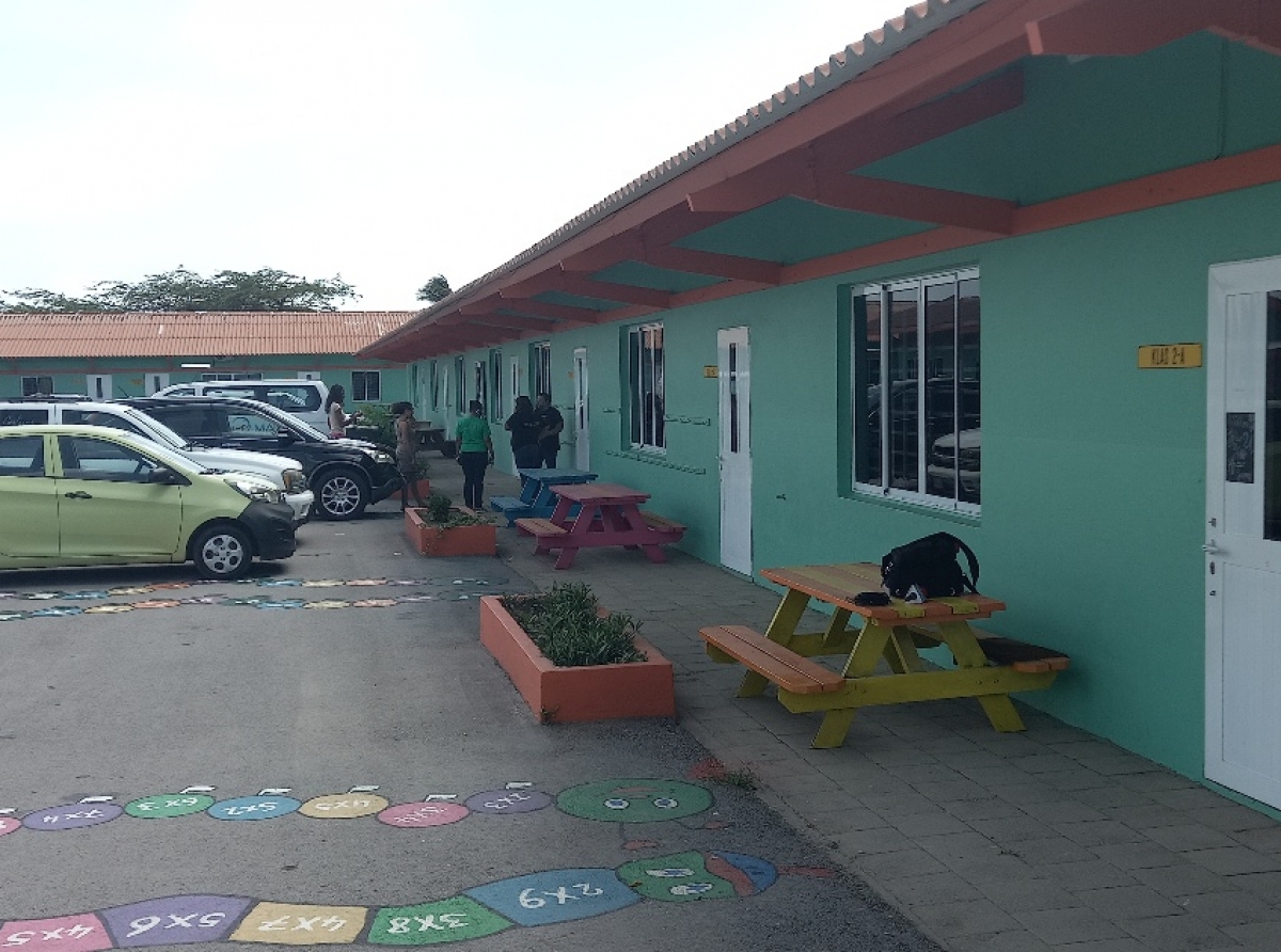 Renovacion di bañonan di Pius X School ta un iniciativa conhunto cu alumnonan y Divi Impact Foundation