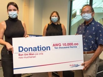 Aruba Bank a haci donacion di 10 mil florin na Fundacion Ban Uni Man pa Cria Nos Muchanan