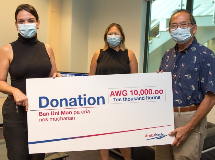 Aruba Bank a haci donacion di 10 mil florin na Fundacion Ban Uni Man pa Cria Nos Muchanan