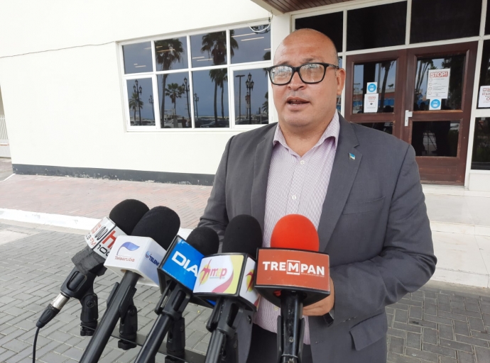 Presidente di Staten Edgard Vrolijk a manda peticion pa reunion publico pa Prome Minister
