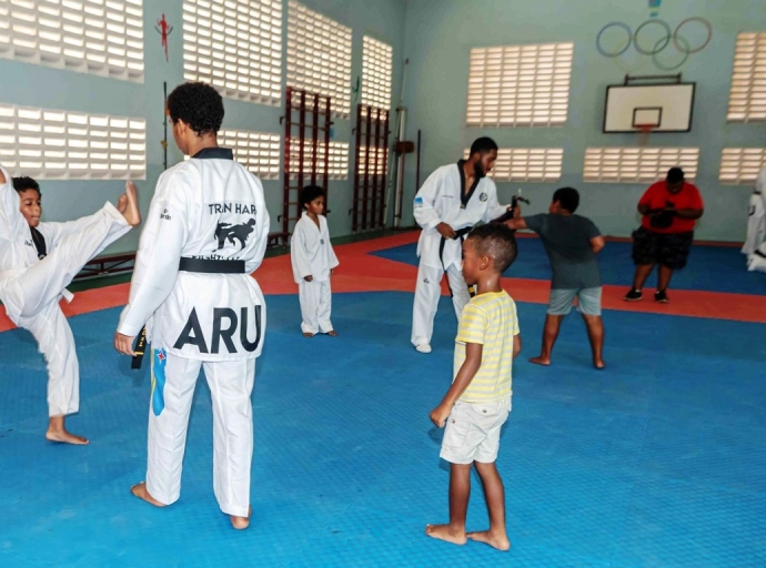 Hobennan a keda contento di por a train taekwondo