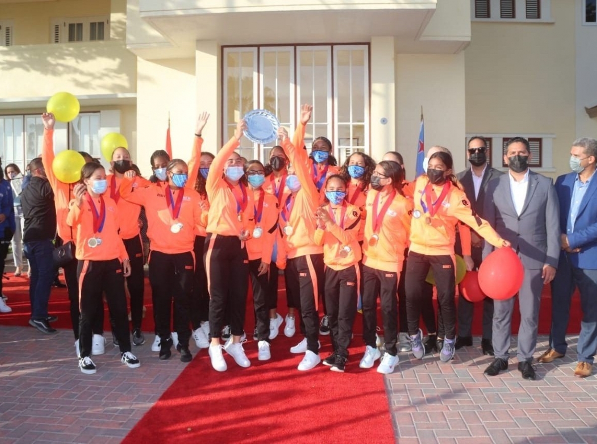 Gobierno di Aruba a felicita atletanan Girls U14 y Boys U15 