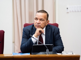 Parlamentario Endy Croes contento cu Ley di Gaming Board a pasa