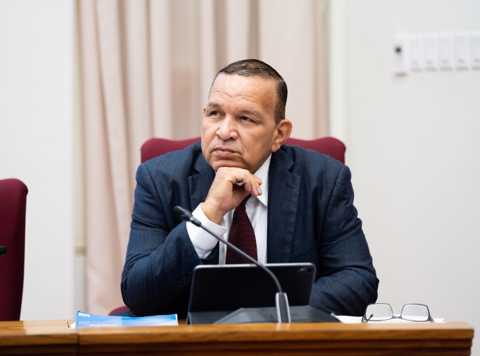 Parlamentario Endy Croes contento cu Ley di Gaming Board a pasa