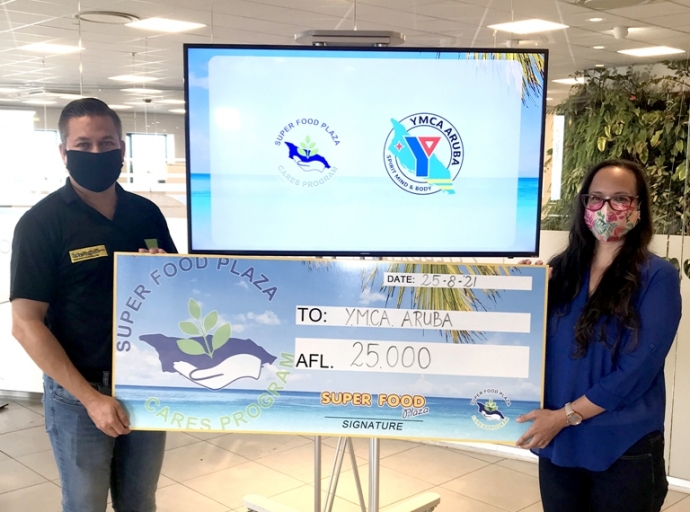 Clientenan di Super Food Plaza ta haci donacion na YMCA Aruba pa medio di Super Food Plaza Cares Program