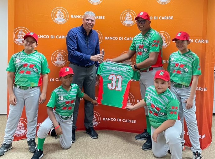 Banco di Caribe ta patrocina uniform di Hurricanes U10