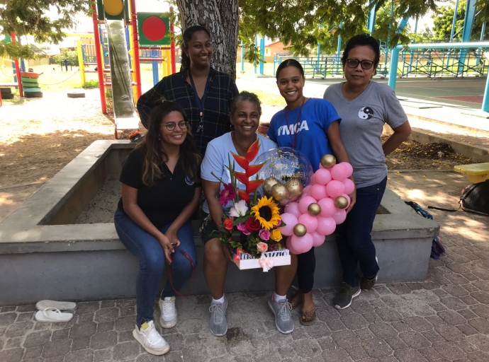 Juffrouw Glynda ta cumpli 25 aña den servicio na YMCA