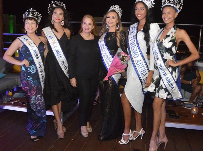 Fiesta sorpresa pa celebra e logro di Alexia Chin na certamen na Costa Rica