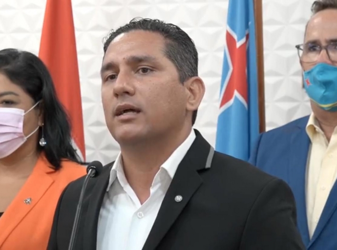 Ruman di Minister Glenbert Croes lo sali for di Raad di RdA pa evita conflicto di interes