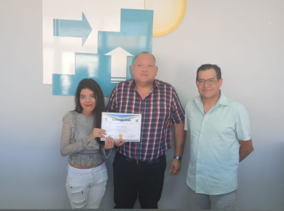 Cherry -Elle Angela a recibi su certificado na Enseñanza Pa Empleo