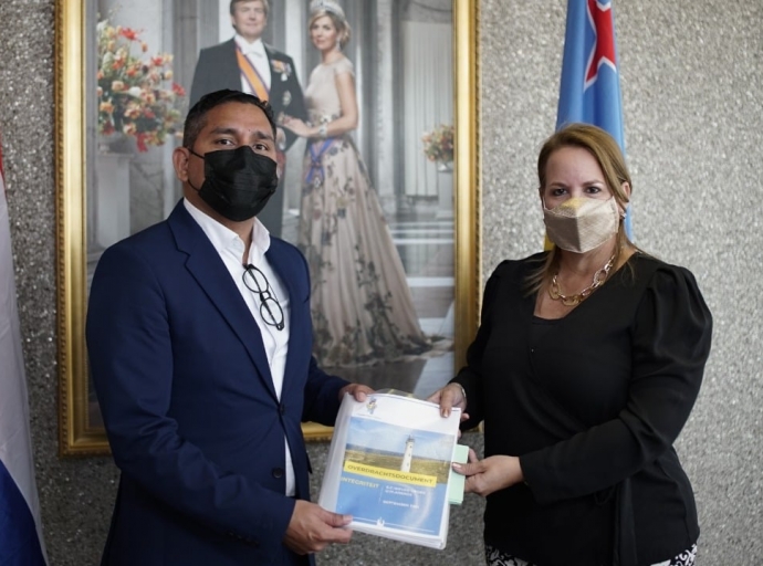 Evelyn Wever-Croes a traspasa e cartera di Integridad pa Ursell Arends