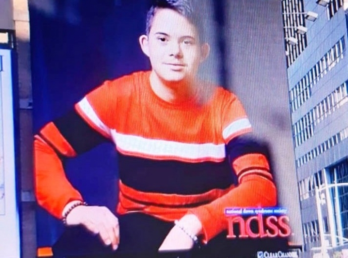 Modelonan special di Aruba a aparece riba 'billboard' na Times Square, New York