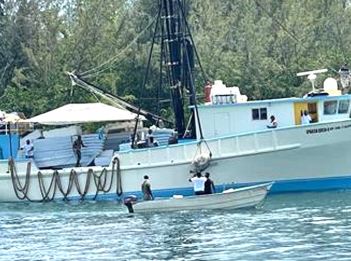 Boto di pisca Dominicano a sink como 500 km panort di Aruba