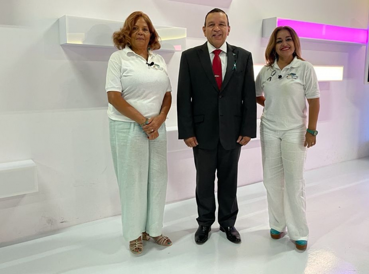 Minister Endy Croes a ricibi cinta teal di Fundacion Alzheimer Aruba