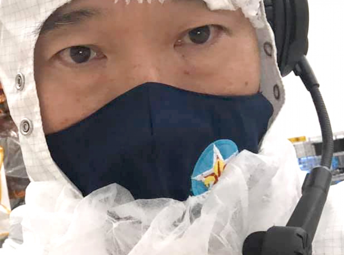 Dr. Edward Cheung supervisando construccion di satelite nobo