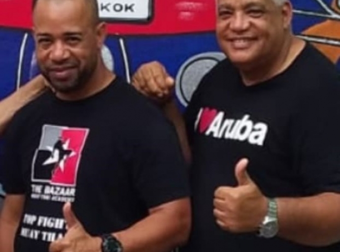 Legendario ta bay cuminza bek cu les di defensa propio, muay thai y karate