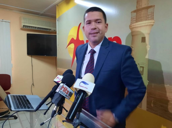 Parlamentario Arthur Vallejo contento cu Minister di Salud a instala y inaugura e prome registronan di AruBIG