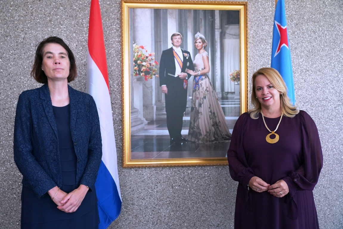 Potret historico di e prome President femenino di Hoge Raad hunto cu Prome Minister di Aruba
