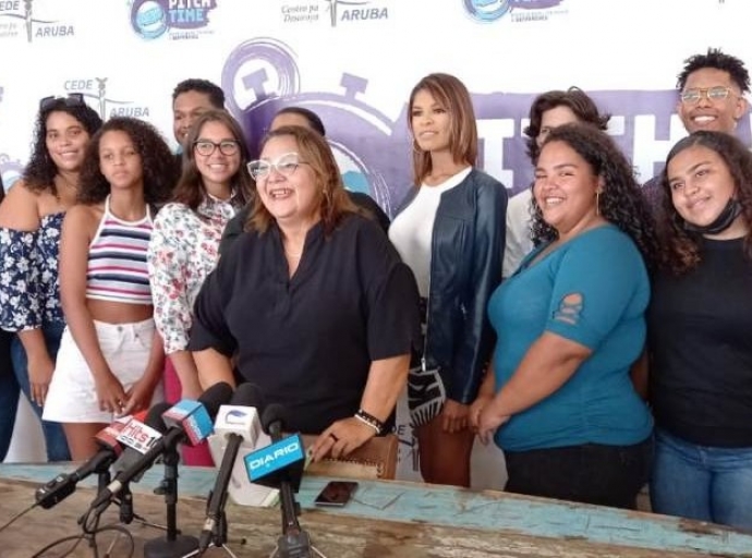 CEDE Aruba a lanza cu 11 Proyecto hunto cu 11 lider hoben