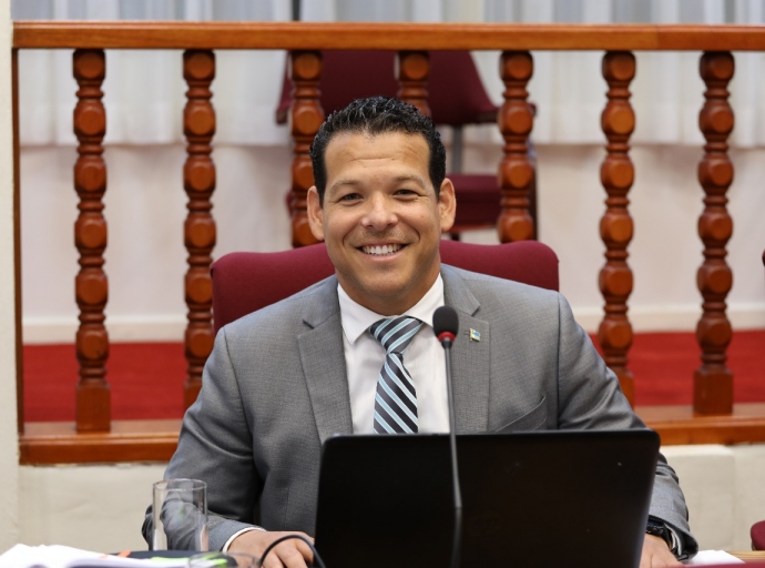 Minister Rocco Tjon a para firme den Parlamento cu e no tin nada di sconde