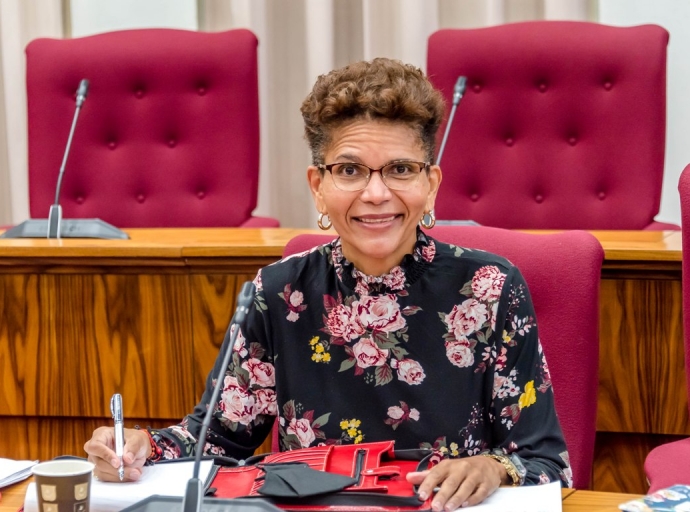 Parlamentario Gunn cu mensahe riba Dia Internacional di Educadornan