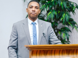 Parlamentario Hendrik Tevreden di MEP desapunta cu e reunion di nivel abao di parti oposicion teni den Parlamento
