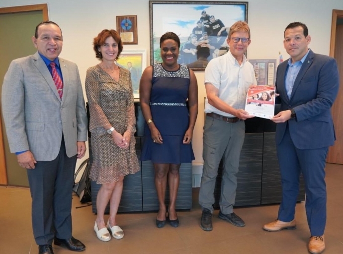 Minister di Enseñansa y Deporte Endy Croes a ricibi un rapport riba calidad di bida di hubentud di Aruba