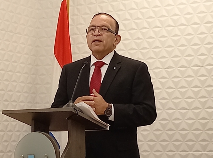 Minister di Enseñanza y Deporte a yega na un solucion pa e instructornan di landamento