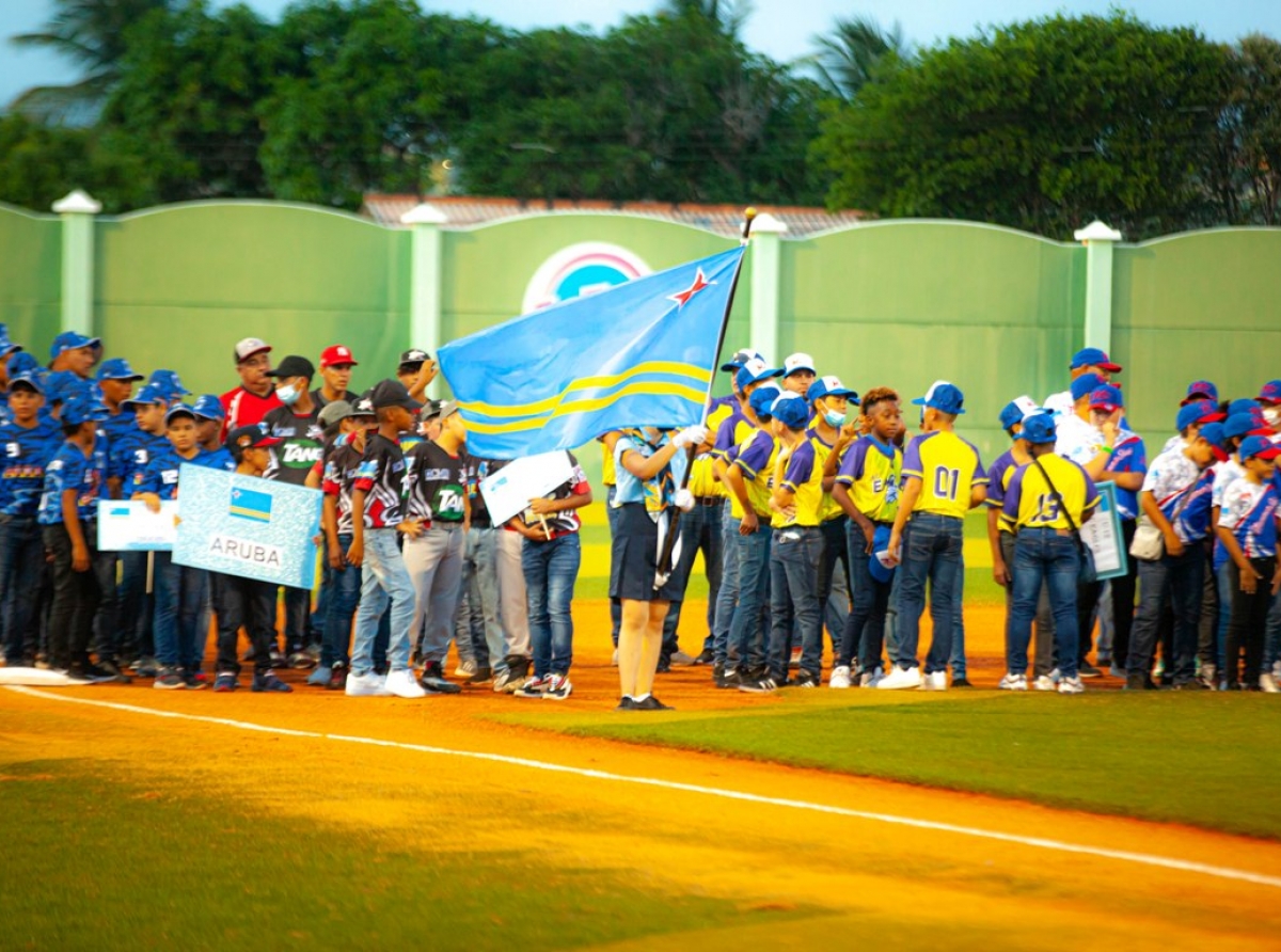 Minister di Enseñansa y Deporte Endy Croes a lansa prome bala pa apertura di "Baseball In Paradise"