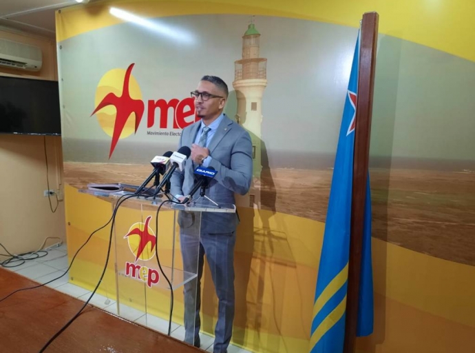 Parlamentario Alvin Medina cu elogio pa Heintje Ras y ta encursha pueblo yude cumpli cu su vision