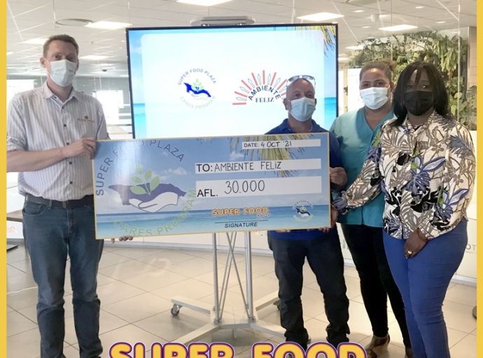 Clientenan di Super Food Plaza a haci donacion na Stichting Ambiente Feliz por medio di Super Food Plaza Cares Program