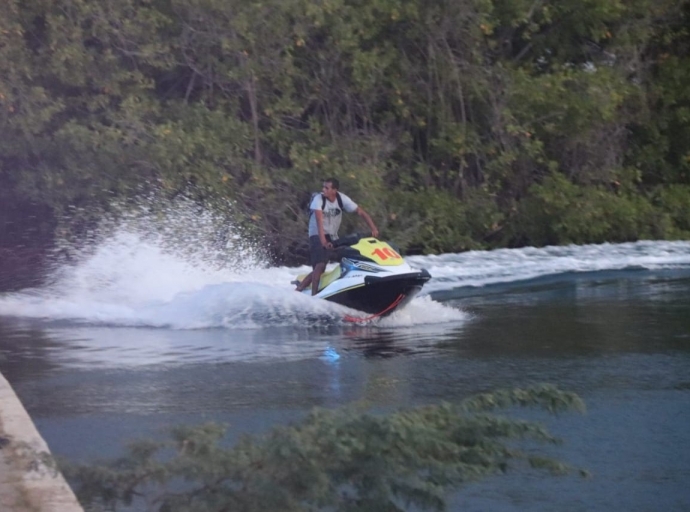 Polis y Kustwacht a persigui hoben cu a horta un waverunner riba lama