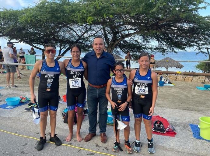 Minister Croes ta felicita tur e tri-atletanan cu a participa den e 'Guardian Group Sprint Triathlon'