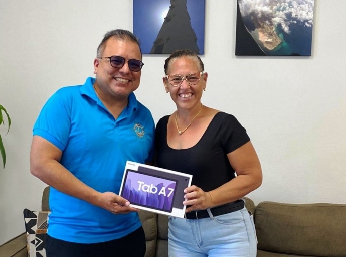 Aruba One Happy Island Lions Club a entrega donacion di tablet na Scol