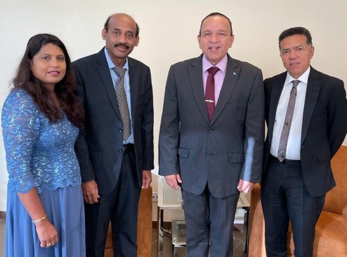 Minister di Enseñansa y Deporte Endy Croes a reuni cu fundado y presidente di Bay University School of Medicine