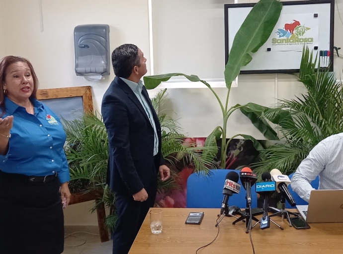 Director di Santa Rosa semper a boga pa e productornan traha mas uni