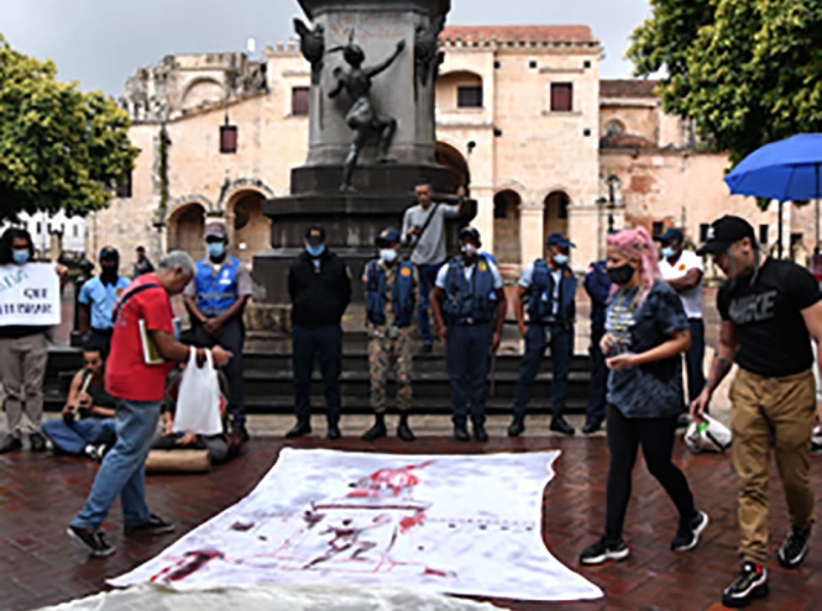 Grupo na Republica Dominicana kier kita e estatua di Colombus