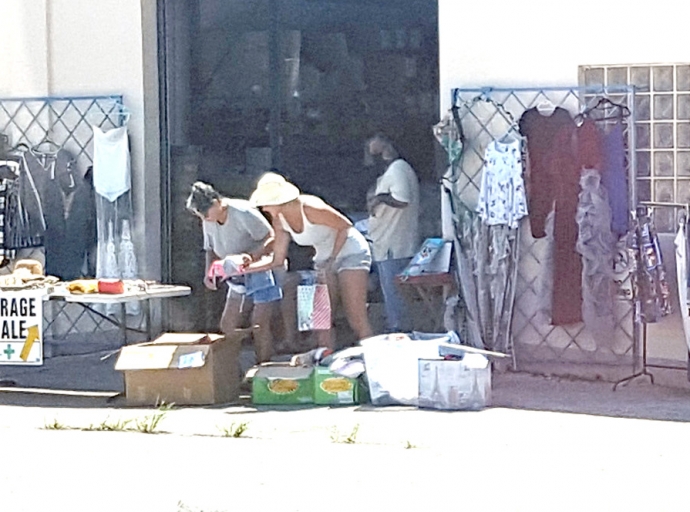 Na Aruba tin hopi hende interesa pa bishita Garage Sale tur fin di siman