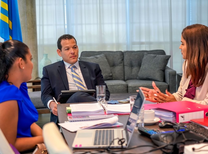 Minister Tjon a ricibi informacion di e nulmeting haci riba e tema di Kinderopvang