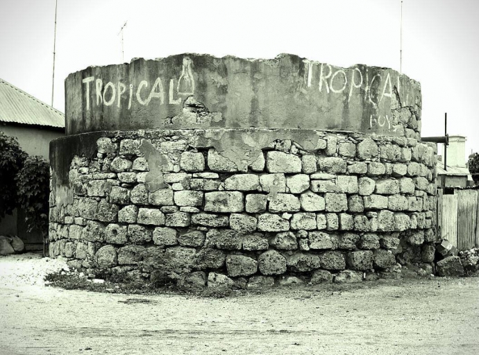 E tanki di awa den Rancho den Noordstraat (Avenida Alo Tromp)