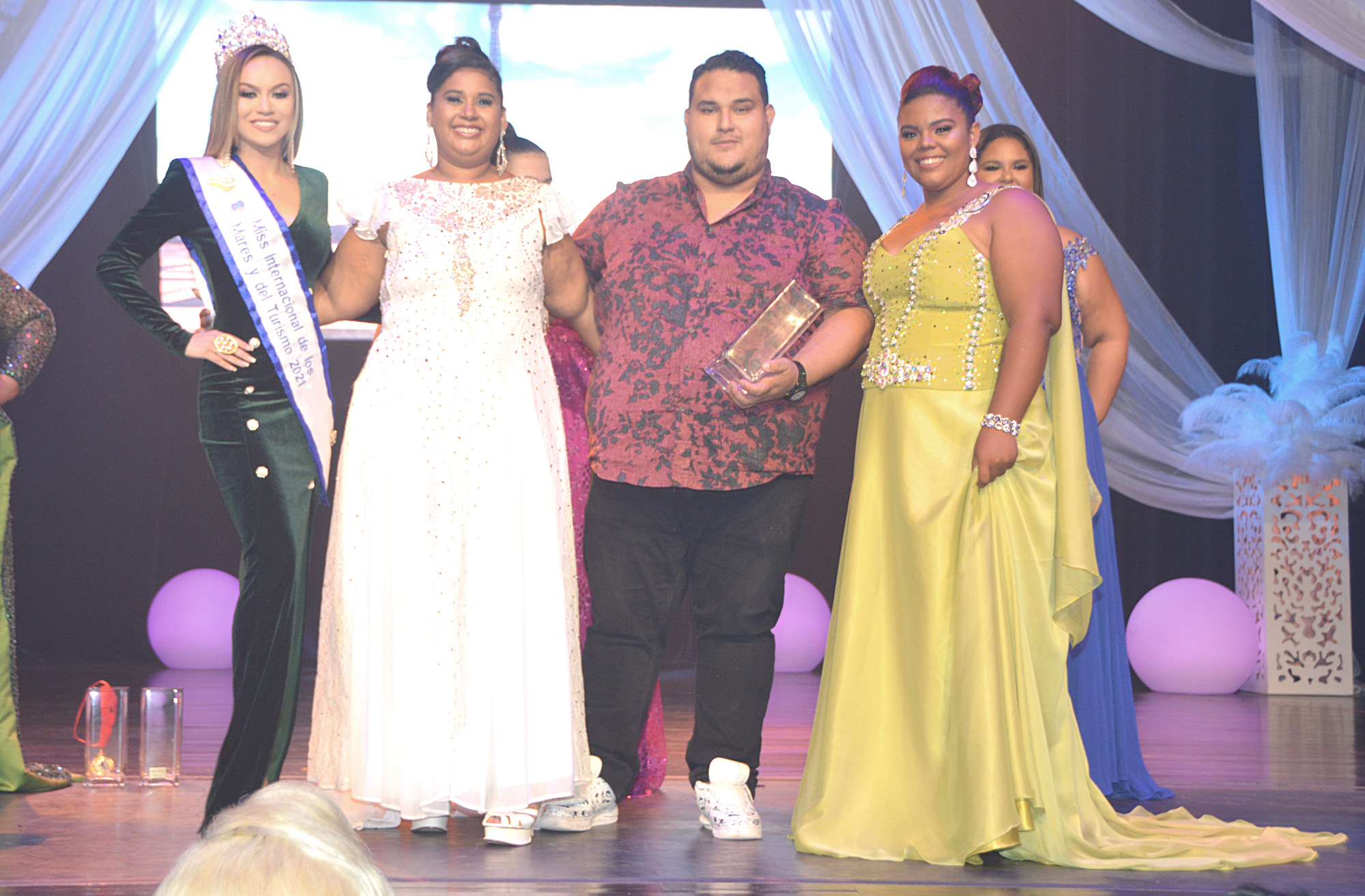 Johnny Gutierrez a gana premio di ‘Best Coach’ durante certamen Miss Plus Aruba